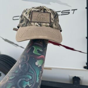 Vintage camo ducks unlimited hat
Strap back camouflage 
Normal wear for age